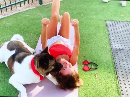 狗子为女子提供情绪价值,女子对待狗子非常好 #动物世界