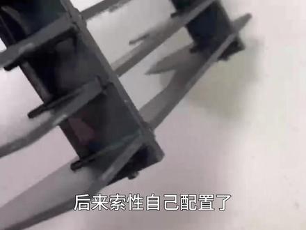 碗篮、调料篮很实用,但我家的翻车了。
🧩我家安装的这款悍高希勒4.0,有一个抽中抽可以单独放筷子和勺子。第二层可以放一些锅具,和大的餐盘。
ㅤ
🧩安装后的效果还是比较满意,但是有几点我没有注意到,当时看到宣传写的碗篮的架子可以调节距离,所以也没考虑后来买的餐具是否可以放下。
ㅤ
🍽因为颜值的问题我购置了一款网红的餐具, 深盘子卡不进去,盘子架子调节非常费劲。后来索性自己配置了可调节的架子,这样深盘子就可以放进去了。
ㅤ
🥢浅盘23cm可以放在原来配置的盘子架子上,但是放在上面一层关不上抽屉。于是我把第二层的锅具的隔断都拆掉,直接就都放了盘子和碗。
所以碗篮确实是方便,但是还是要根据自己家餐具的情况提前多做功课。
ㅤ
🧂调料架还是很满意,上层放一些随时用到的调料,下层放一些高的瓶子和储物盒。
ㅤ
🧃总体来说功能很满意,就是细节上要提前做好功课,以免后面麻烦。
#小楠H的家居日常#碗篮 #悍高 #北京老房改造