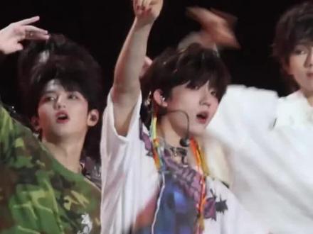 旁边那么多的空位,非要挤过去是啥意思啊,恩仔#穆祉丞#王橹杰#橹穆#271199 #祝你星途璀璨