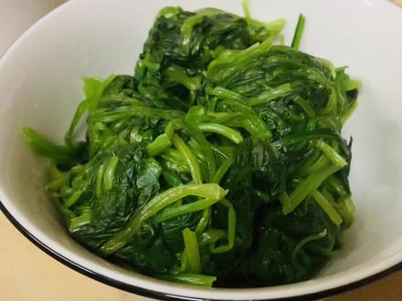 用鸡蛋炸酱,可以拌面条吃,搭配各种疏菜蘸酱来吃更美味!