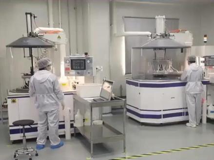 正帆科技:拟收购汉京半导体62.23%股权 7月8日,正帆科技(688596)发布公告,拟以现金方式收购汉京半导体5名股东持有的62.23%股权,交易完成后汉京半导体将成为其控股子公司。此次交易不涉及关联交易及重大资产重组,汉京半导体100%股权估值定为18亿元。
汉京半导体专注高精密石英及先进陶瓷材料领域,是国内首家碳化硅耗材生产商和石英制品头部供应商,产品涵盖石英管、碳化硅陶瓷零部件等,已进入东京电子(TEL)、日立国际电气(KE)等国际半导体设备龙头供应链,并导入台积电、北方华创、中微等国内外一线晶圆厂及设备厂商。目前,汉京正推进两大高端产线建设:国内首条极高纯石英生产线(对应10nm以下先进制程)及首条半导体碳化硅零部件生产线,致力于突破“卡脖子”技术。
正帆科技表示,双方客户群体高度重合,整合后可扩大市场影响力,拓展高耗零部件产品线,推动OPEX类业务发展。财务数据显示,2024年汉京半导体净利润8401.83万元,按此计算交易PE为21.4倍,与同行业可比公司估值(15-36.8倍)相符;若按2025-2027年承诺累计净利润3.93亿元(年均1.31亿元)计算,PE降至13.7倍。出让方承诺若未达业绩目标将现金补偿。
近年来,正帆科技持续优化布局,2024年半导体业务收入占比提升至50.8%,新兴市场(新能源、新材料)收入占比11.5%。2024年一季度,公司实现营收6.77亿元(+14.94%),净利润3442.3万元(+38.23%),业绩保持增长态势。此次收购将强化双方技术、运营协同,提升整体效率与服务能力,助力正帆科技在半导体零部件领域进一步突破。#真空回流炉 #芯片封装 #汉京半导体 #半导体设备