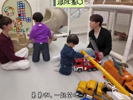 #给你宇宙上综艺 #韩国宝宝yijin 两个可爱的宝宝同框啦!yijin很有哥哥的样子,慢慢引导弟弟,和他玩。😍😍😘😘