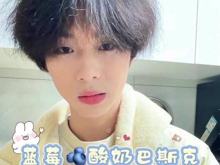 “大家好,本懒的#蓝莓酸奶巴斯克 ——又裂又酸又像火山口!”“终极懒招:烤焦了=‘黑洞巴斯克’,没熟=‘蓝莓酸奶岩浆’!”#懒羊羊当大厨 #跟着懒羊羊学做菜 #大厨养成记 #跟着懒羊羊做蓝莓酸奶巴斯克