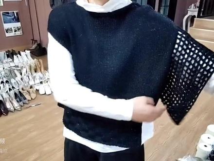 〈循规〉黑色棉线冰丝上衣
黑棉线加一点点亮丝 勾一个大方块
不规则的衣服 穿搭简单方便 白色打底 外面黑色 黑白搭配永远是经典
#抖音921好物节 #爱生活爱编织 #毛衣 #妙安的轻奢清欢 #谁穿谁好看