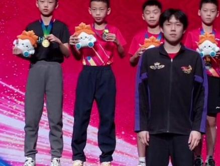 今天王楚钦和向鹏两位大哥哥为国少队颁奖,国乒的传承,
榜样的力量#南京乒超 #颁奖典礼 #王楚钦向鹏