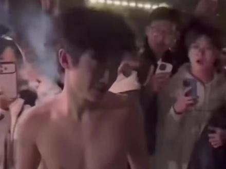 #上热搜#小胖1V4