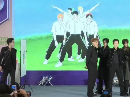 王鹤棣你摔倒的好丝滑~
#王鹤棣 #宇宙闪烁请注意