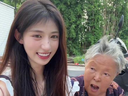 奶奶在,头怎么尖尖的哈哈哈#吐司妹妹 #看到最后 #隔辈亲