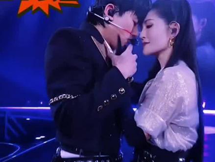 在澳门跨年演唱会上,张杰与谢娜带来了一场精彩的合体舞蹈表演。#史上最牛演唱会 #明星资讯 #演唱会是一个巨大的乌托邦 #神级live现场 #明星亲签
