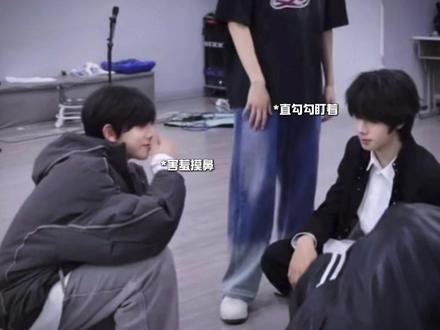 小狗镜头面前直球表爱却不敢让当事人知道#橹铭#王橹杰 #陈浚铭