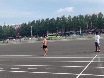 800m技巧讲解之呼吸技巧。跑八百呼吸到底是一呼一吸还是两步一吸?今天带黑龙江八百米状元给大家传授一些经验#800米