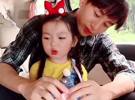 淇淇以后一定是一位好爸爸 满眼的宠溺 太温柔了!#成毅