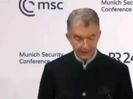 慕尼黑安全会议闭幕式上,慕安会主席霍伊斯根在发表致辞中落泪! 在慕尼黑安全会议闭幕式上,慕安会主席霍伊斯根在发表致辞,提到美国副总统万斯演讲时对欧洲的态度,突然伤心难过,哽咽难言,用手抹起眼泪来。
他说:我们不得不担心,我们(欧美)之间的共同价值基础已不再牢固。还说:没有人比总统泽连斯基做得更好。
他还想总结一下,但难过得老泪纵横、说不出话来。
作为慕安会主席,也算是个政治家,一大把的年纪,啥事没经过,啥场面没见过,却在这么重要的会议上,在全世界各国的头脑人物面前,突然情绪失控,像个小孩子似的,委屈得哭了,看来是真的伤心了。
慕安会主席、这位老先生为什么哭?因为不仅被美国老大给抛弃和出卖了,还让万斯这年轻人给狠批了一通,说欧洲现在这样可不行,必须要改变。
慕尼黑安会议的重点与核心本来是要讨论如何资助乌克兰,在俄乌战争中打败俄罗斯,并满怀期望着美国能带头出钱出力,率领欧洲彻底把大鹅打趴下,最好是能逮捕普京、肢解大鹅,以解欧洲的心头之患。结果谁也没有想到,让万斯这小子给搅局了。
川建国和普大帝通话后,美国直接和俄罗斯就乌克兰的命运进行了商谈,不仅乌克兰上不了桌,欧盟也在一边呆着去。就这样子万斯还把所有责任都推给了欧洲,指责欧洲远离了民主与自由,和美国的价值观不相符。
明着把人出卖了,还公开抽人大嘴巴。虽然说是老大和跟班小弟,但江湖上就没有这么玩的,老大也得讲规矩。现在老大玩起了横的,对敌人示好,对小弟发威,一点道义都不讲,着实是伤人心。难怪慕安全主席哭得稀里哗啦,这种屈辱,实在让欧洲人难以释怀。
但平心而论,欧洲今天的状况与境遇,并不能全怪老美,大部分还得怪欧洲人自己。
从一次、二次世界大战,到今天的俄乌战争,欧洲都是发源地和中心,可以说是死伤无数。但欧洲人并没有彻底反思与反醒,也没有变得更聪明。
在这次慕安会之前,欧洲一直跟在美帝的屁股后面摇旗呐喊、狐假虎威,一个个小国,却自不量力。在欧盟内部勾心斗角,对外却是依强踩弱,总想着和大国叫板,可自身又没有实力。欧洲总以为靠着美国就可以横行天下、吃掉大鹅,但打死也没有想到老美要抛弃和出卖自己。
其实也不是美国刻意要和欧洲过不去,问题的根源是美帝过去的那一套玩不下去了,特朗普和马斯克他们醒悟过来了,要对美国进行改革,要动大手术,要想让美国再次伟大。但发现欧洲盟友还是一副高高在上的老爷做派,他们带不动了,更不想把自己搭进去。
欧洲人哭泣的时候还在后面呢。#慕尼黑安全会议 #美国霸权 #万斯