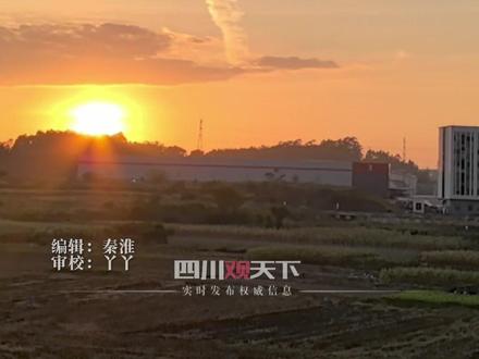 11月12日,#南宁日落时分天空现丘比特之箭 一线长云似弯弓横亘天际,恰逢一架飞机拉尾穿云而过,如同神来之笔将“丘比特之箭”复现于天幕之中。