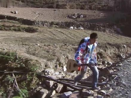 一口气沉浸式观看,这部没流量无评分的冷门电影凭什么看哭无数人