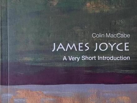 《詹姆斯·乔伊斯:牛津通识读本》 《詹姆斯·乔伊斯:牛津通识读本》
James Joyce: A Very Short Introduction
作者:
科林·麦凯布(Colin MacCabe)英语与电影杰出教授(Distinguished Professor of English and Film),美国匹兹堡大学(University of Pittsburgh)
出版社:牛津大学出版社(Oxford University Press)
出版时间:2022-01-03
版本:第一版
ISBN-10: 0192894471
ISBN-13: 9780192894472
语言:英语
品相:全新
国别:美国
重量:1.05千克
装帧:平装
页数:160页
尺寸:16.51 x 1.02 x 10.41厘米
https://item.jd.com/10142171414009.html
分类:文学运动与周期,文学家传记
詹姆斯·乔伊斯,作为英语文学中最具影响力的作家之一,其作品挑战了无数读者的理解极限。从《一个青年艺术家的肖像》到《尤利西斯》,再到充满实验性的《芬尼根的守灵夜》,乔伊斯通过独特的叙事技巧和语言创新,深刻地描绘了人类生活和社会现实。科林·麦凯布在《詹姆斯·乔伊斯:牛津通识读本》中,深入探讨了这位复杂作家的生活与作品,揭示了乔伊斯如何通过对都柏林生活的细腻观察,反抗帝国主义压迫,并批判盖尔复兴运动的文化局限。书中不仅解析了乔伊斯文学作品中的主题,结构及其象征意义,还巧妙地将乔伊斯个人经历与历史背景融入其中,为读者提供了一个全面理解乔伊斯文学世界的窗口。此书是了解乔伊斯及其对现代文学贡献的理想起点。#中国图书进出口西安有限公司 #英文原版图书 #牛津大学出版社 #原版图书 #原版教材