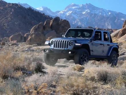 JEEP牧马人4Xe:硬派越野车你会选择燃油版还是PHEV混动版本 #牧马人jeep #越野改装 #越野车