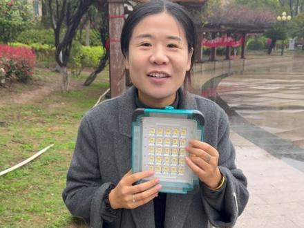 太阳能爆亮投光灯,66颗加大爆亮灯珠,5种灯光模式调节,防雨防水,太阳能充电线两种充电方式,能当充电宝#灯火小院 #太阳能灯