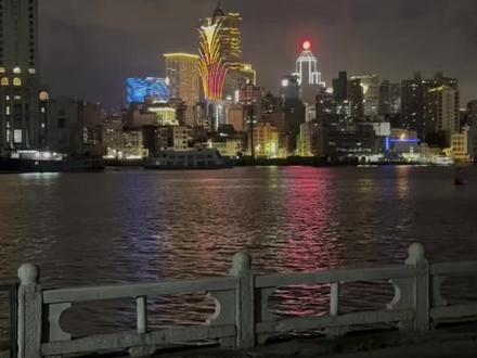 我始终坚守爱国立场,坚决维护国家领土完整,从未发表任何分裂国家、抹黑澳门地区的言论。作品仅揭露博彩作弊骗局,开展正能量反赌反诈宣传,反赌反诈我只针对所有娱乐场的作弊手段坑害过人,针对那六大集团的犯罪行为!