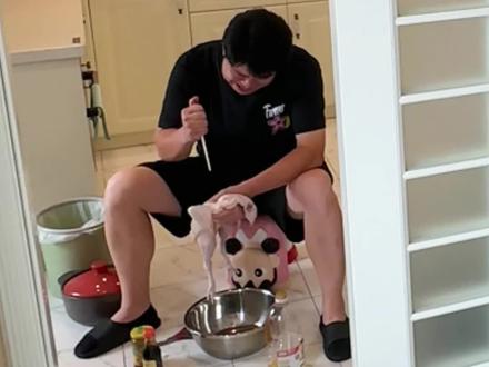 不敢想象我爸这一套动作下来,烤鸡得有多好吃 #人类高质量暑假