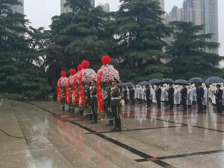 向先烈致敬!9月30日上午,省会各界2024年烈士纪念日向人民英雄敬献花篮仪式在郑州烈士陵园举行。(记者:孙大康;编辑:张杭)