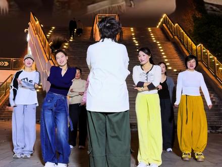 大家都喜欢简单的舞,背面奉上。还把全网的原版玉芬和彪哥找来了 #玉芬 #简单易学 #背面演示 #全网都在跳这个舞 #玉芬啊玉芬你让彪哥好伤心