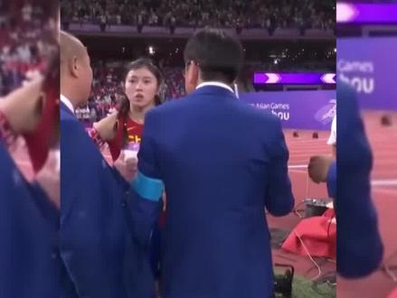 吴艳妮谈刘翔落泪,对手罗伯斯恶意犯规,刘翔展示真正的中国气度#吴艳妮 #吴艳妮抢跑 #刘翔 #亚运会 #跨栏