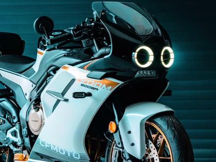 你们期待已久的26款春风500SR它来啦,这家族式外观设计你们觉得怎么样,整备重量方面189公斤,马力方面从款的82.9匹缩小到了78.9匹,你会为它买单吗? 评论区一起互动一下吧#cfmoto春风动力 #cf500sr #机车 #仿赛