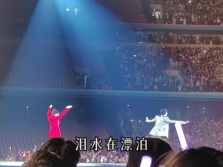 “是谁在唱歌 温暖了寂寞”凤凰传奇杭州演唱会现场前排实拍!#凤凰传奇 #玲花 #曾毅 #自由飞翔 #凤凰传奇杭州演唱会