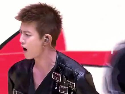 任嘉伦现身火箭队主场担任开球嘉宾并进行新春主题中场表演秀