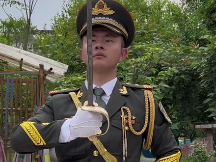 军刀礼有什么门道和讲究?#幼儿爱国主义教育#国旗护卫队 #教官 #非现役