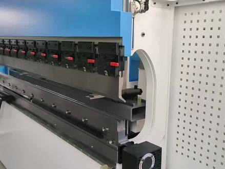 #电液伺服数控折弯机 电液数控折弯机上下模具对中方法(一)#电液同步折弯机 #数控折弯机 #折弯机 #克劳斯机床 @抖音小助手