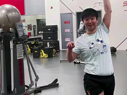 孙颖莎更新社交平台!春节苦练体能备战新加坡大满贯#每个动作都是用汗水换来的 #孙颖莎 #正能量 #乒乓球 #国乒