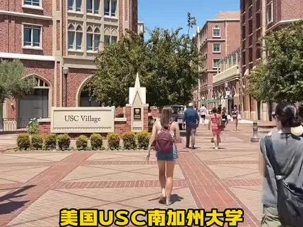 权志龙回归后全世界都吻上来了南加州大学将于2026年春季开设的“扭曲的K-Pop研究:以G-Dragon为例”课程,将深入探讨权志龙在K-pop领域的独特地位和影响力。以下是课程的核心内容:
权志龙的独特地位:课程将重点分析权志龙作为“制作人偶像”的角色,探讨他在音乐制作、表演和时尚等方面的创新贡献。
文化影响力:研究权志龙如何通过音乐和个人风格突破地域和文化界限,影响全球流行文化。
K-pop的批判性分析:以权志龙为例,重新审视K-pop的结构、文化和美学预设,探讨其在全球传播中的意义和影响。
学术叙事与文化解读:通过对权志龙的深入研究,课程将提出全新的学术观点,解读K-pop的发展和演变。
这门课程由Hye Jin Lee教授负责,旨在通过权志龙的案例,为学生提供对K-pop的全面理解,并培养他们的批判性思维能力。