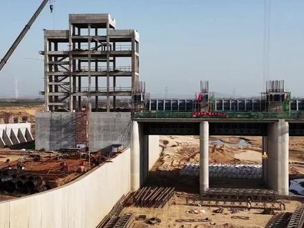 【视频为河南南阳郭滩镇柴湾村即将完工的唐河水利枢纽工程】流过我的村头村尾的长江第一大支流汉江的第一大支流唐白河之【唐河】水利枢纽工程即唐河复航工程,规划从湖北襄阳崔家营水利枢纽开始,向上游修建5座梯级水利枢纽,回水181公里到河南省社旗县城,形成渠化航道。
唐河复航工程一期项目则包括3座枢纽,即湖北襄阳刘大湾枢纽、河南南阳水台子枢纽和郭滩柴湾枢纽,还将新建湖北双沟、河南王庄、龙潭、郭滩4座码头作业区。
目前郭滩柴湾枢纽已基本完工,水台子枢纽已经封顶,双沟刘大湾枢纽接近封顶,整个唐河流域水利枢纽工程进展情况正常,预计明年(2025年)年底试通航。
四十岁以下的年轻人没有经历过六七十年代,那时候唐河沿线村庄,沟溢塘满堰盈,虽然没有粮食果腹,但由于到处都是水,从水里总是可以捞取一些食物充饥,故而唐河沿线饿肚子现象等级较差,“没饭吃但何不食肉糜?”,成为唐河沿线村民最真实的生活写照。
每每到了冬天,河里总有那些拿着装有炸药瓶子的炸鱼人,沉底的炸药瓶爆炸后,河面上白花花一片片被炸死吓死震晕的可怜鱼儿,全部进了我们这群没有饭吃只能吃鱼肉虾肉鳖肉的饿鬼肚子里。
而村头村尾的沟沟渠渠里到处都是水,放学后的我们随随便便找一个小沟沟就能在里面抓到足够我们这帮孩童当天吃饱的鱼类。
然而这一景象,随着80年代末期90年代初工业化进程的快速发展而灰飞烟灭,唐河沿线对水资源的肆意掠夺,使得唐河屡次断流、干底,唐河里没水,唐河沿线的沟渠堰塘也随之而干掉了。
所以,唐河水利枢纽工程完工后,唐河水位净升十米左右,沿线村庄的沟渠堰塘又将恢复到六七十年代的满盈状态,沿线村庄的水产养殖必将兴旺,“何不食肉糜”亦将再次回归。#我的摄影日记