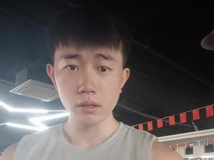 不要再盲目的只练手臂了!过多的关注手臂 真的会变成一坨#健身 #手臂训练 #上热门