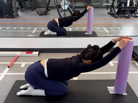 泡沫轴3分钟解压跟练|肩背紧张腋下疏通肌肉紧绷热身拉伸放松
#居家锻炼 #泡沫轴 #肌肉放松 #拉伸放松肌肉 #开肩美背