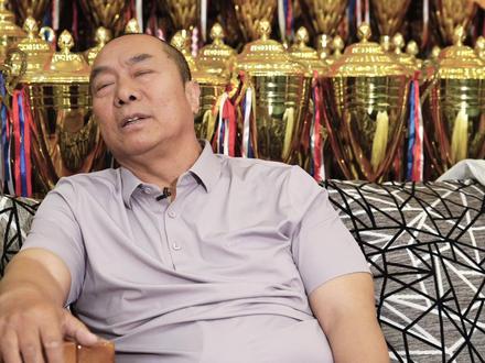 Ramda专访第三期《以武育人 大爱无声》上集 本期专访栏目,我们走进著名的恩波格斗俱乐部,与创始人恩波先生面对面,聆听他与俱乐部背后的动人故事。踏入恩波格斗俱乐部,一面荣誉墙映入眼帘,琳琅满目的奖杯、奖牌熠熠生辉,从国内格斗赛事的最高领奖台,到国际综合格斗大赛的巅峰时刻,俱乐部选手们一路过关斩将,斩获的荣誉数不胜数。这些闪耀的奖杯,不仅是选手们实力的见证,更是恩波先生多年心血与坚持的凝聚。访谈中,恩波先生缓缓道来创立俱乐部的初心。多年前,他目睹贫困地区孩子们生活的艰难,毅然决定通过格斗训练,为孩子们打开一扇改变命运的窗。自此,恩波格斗俱乐部不仅成为专业的格斗训练基地,更成为众多孩子温暖的家。在这里,曾有孩子因生活困境自卑怯懦,在恩波先生的悉心教导与团队的关怀下,通过日复一日艰苦训练,重塑自信、锤炼意志,最终在赛场上绽放光芒,实现人生逆袭。一路走来,恩波先生经历过训练资源短缺的困境、外界质疑的压力,但他始终坚守初心。如今63岁的他,依然活跃在一线,用自己的经验与热忱,为年轻选手指引方向。恩波与恩波格斗的故事,是热爱与坚守的赞歌,更是关于大爱的传奇。想了解更多精彩内容,敬请关注本期专访。@抖音创作小助手 #恩波格斗 #苏木达尔基 #益扎 #茸主 @恩波格斗俱乐部