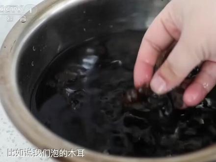 泡发木耳时出现这种情况,说明你的木耳变质啦#科普 #三农小知识 #乡聚向未来 @抖音青少年