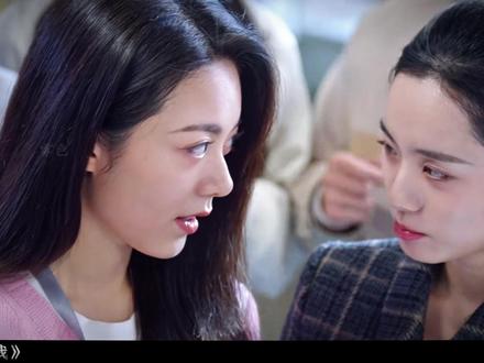 从疯狂躲他到大方承认,一场出差让她终于敢正视自己的心跳 #骄阳似我 #赵今麦 #宋威龙 #电视剧解说 食堂承包商投票,林屿森“作弊”让聂曦光“中签”;出差广州,他给她买新手机并秒加微信。当聂曦光终于对殷洁大方承认“他在追我”,并在深夜发信息让林屿森“加油”时,这场始于躲避的心动已无法否认。然而,同行的陈总以亲身经历提醒办公室恋情的风险——闲言碎语、身份模糊、职业声誉。聂曦光感谢提醒却选择“顺其自然”,那一刻,她话语间的笃定,已悄然带上了“老板娘”的底气。