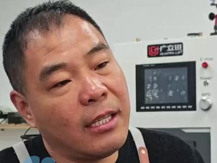 1月21日(报道)河南郑州,国内足金饰品克价逼近1500元大关!结婚买三金如何更省钱?专业人士:可购金条打金,50克金饰能省13000多元 #河南dou知道 #金价 #大象主播说 @主持人夏冰