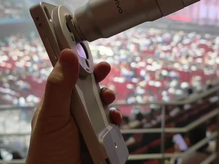 vivoX300Ultra增距镜演唱会测评
前天看了徐良演唱会,带着X300 Ultra 400mm增距镜和X300 Pro 200mm增距镜,通过实测真切的感受到什么是巨炮。在山顶上看着上万人穿校服,和一顶顶五颜六色的非主流发型,听着徐良的客官不可以,坏女孩又回到了16年前的时光,让我们一起通过增距镜照回折叠的时光#vivoX300Ultra专业V单 #用V单拍出电影感 #徐良演唱会 #真实生活分享计划 #万物皆可种草搜 @抖音小助手 @抖音热点