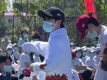 #严浩翔今日毕业答辩 严浩翔仿佛入学还在昨天,怎么今天就答辩了!#严浩翔#时代少年团#明星#路透