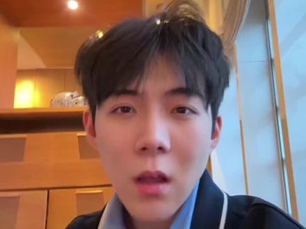 #精神状态 #爸呀大哥 #妈呀大姐 我发了视频之后才知道已经有人发过这个了,但是在这之前我没刷到过别人的视频,打爸呀大哥标签的时候也是0人参与,我觉得我自己想出来的所以这样标,而且我自己想出来的怎么就不算原创了,一共就四个字换成反意思这种想法会撞到不是很正常吗?