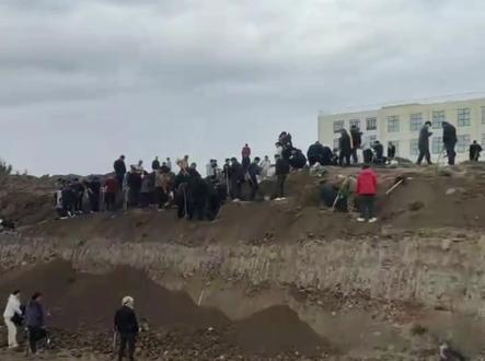 12月11日最新消息,老宅挖出银元、上演现代淘金。#硬核深度计划 #上海 #银元 #淘金