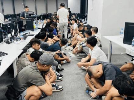 自11月底以来,经中柬双方密切协作,共有46名中国公民从柬埔寨多个电信诈骗园区成功获救。目前,柬方正加紧为有关人员办理回国手续。在此,中国驻柬使馆再次提醒广大中国公民:务必高度警惕网络“高薪招聘”陷阱,谨防上当受骗。#柬埔寨 #中国 #电诈 #打击违法犯罪