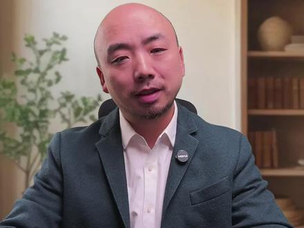 怎么证明自己不是精神病? #抖来普法2024 #精神卫生法 #自证陷阱 怎么证明自己不是精神病?即便你逻辑严密巧舌如簧一通展示让所有人都相信你没病,他也可以说你是间歇性精神分裂,你现在正常不代表你十分钟后就正常,给你气吐血。
为什么会这样?因为你陷入了自证清白的陷进,如果有人冤枉你偷吃了他的东西,你不要剖开自己的肚子以证清白,应该挖出他的眼睛咽下去,让他在你肚子里,看看清楚,这是丘吉尔说的。
我说你杀人了,你说你没有,我说你证明你没有?你证明不了。因为这一切是需要检方来证明你杀人,检方证明不了你就是无罪,你无需证清白。
也就是说需要专业机构来证明你有病,而不是你来证明自己没病。要证明自己没病就没完了。
那如果已经鉴定结果证明你有精神病需要收治,而你或你的家人不认可这个鉴定怎么办?
律师一般不认可一个鉴定结果就想办法申请法院从新鉴定,这一点《精神卫生法》第32条是有法律依据的:对再次诊断结论有异议的,可以自主委托依法取得执业资质的鉴定机构进行精神障碍医学鉴定。对本地医院不信任,觉得他们蛇鼠一家,有条件的情况下去北京上海做鉴定。
那什么情况下医院应当收治?两种情况,伤害自己或者伤害他人,就是说得有暴力行为呀。这还得细分一下,伤害自己的,必须经过监护人同意才能收治。
第二种到了伤害他人的地步,还必须到危害公共安全,严重危害公民安全,有继续危害可能的才能强制医疗,这都是有法可依的。