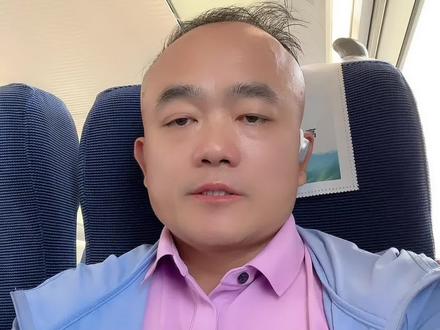 奔赴黄河之畔,驰骋金城兰州。
1520米亚高原赛道,42.195公里自我修行。
马拉松的意义,从不是速度,
而是在极致疲惫里,依然选择坚持。
跑完兰马,接纳自己,敬畏坚持。
人生长跑,步履不停,向阳不止✨
#兰州马拉松 #跑步 #马拉松
