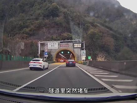 高速堵车末端,正确的做法,就是多预留安全空间 #安全驾驶 #高速开车 #用车知识 #交通事故