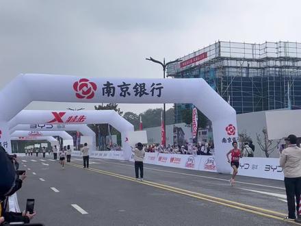 2023南京马拉松女子冠军刘敏冲线时刻
#马拉松 #跑步 #比赛现场 #南京 #南京马拉松